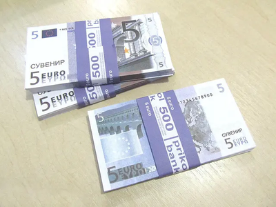 Сувенирные деньги "5 евро" 4233 фото